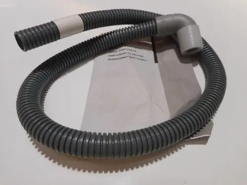 Grauer flexibler Schlauch mit einem gebogenen Ende, auf einem weißen Untergrund liegend. Eine beige Sicherheitsanleitung ist teilweise sichtbar. Produkt von Remeha.